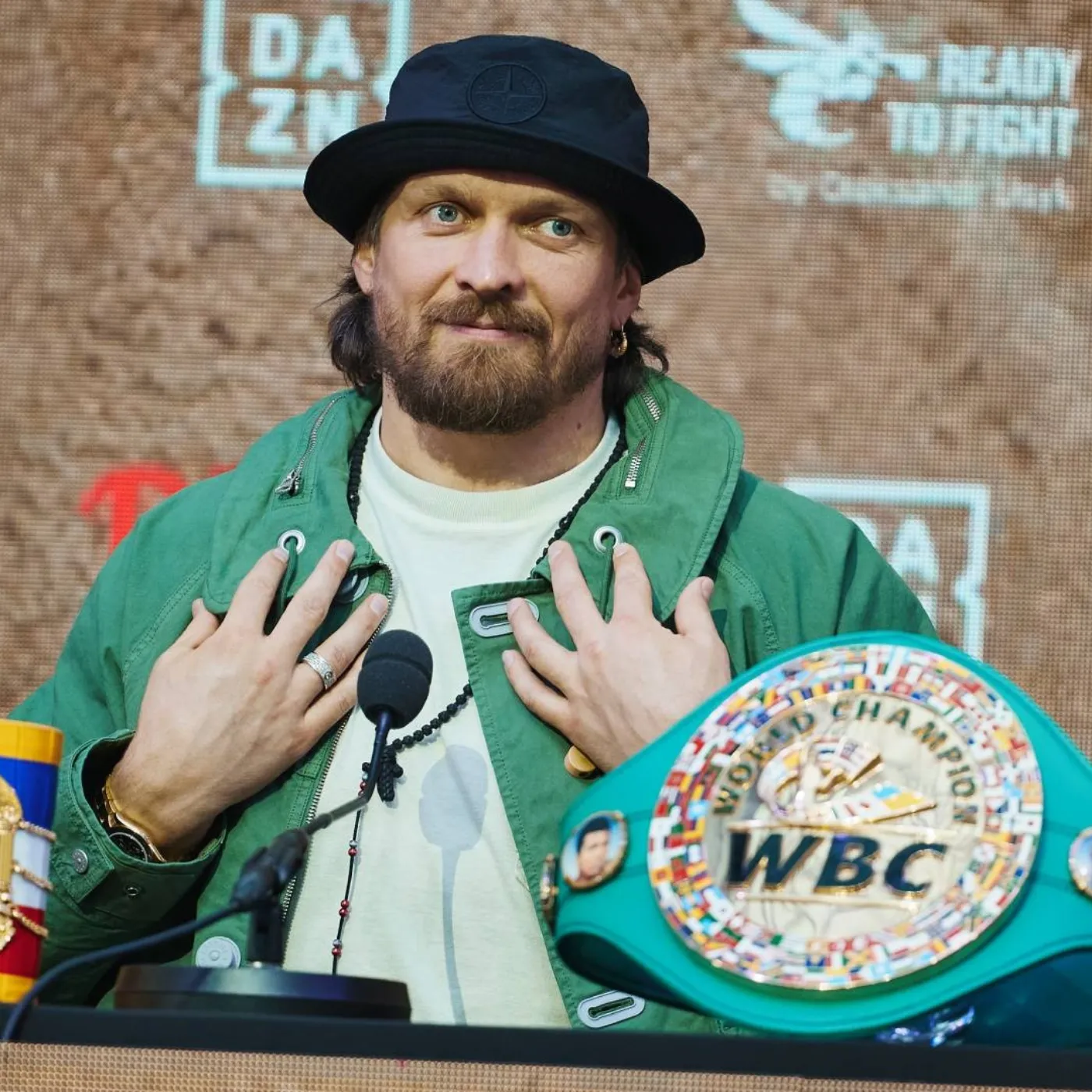 Oleksandr Usyk sends a clear message to Anthony Joshua, revealing tactical tension that makes the upcoming fight hotter than ever.