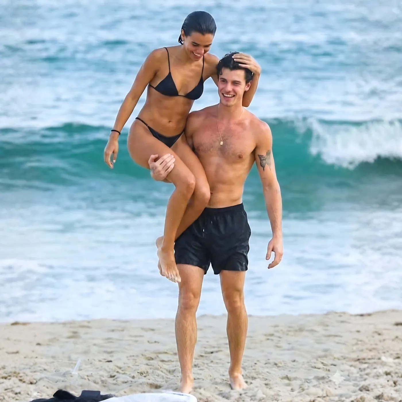image_6a1e9d8fe54ef Shawn Mendes' Playful Vacation Moment With Bruna Marquezine Sparks Viral Debate
